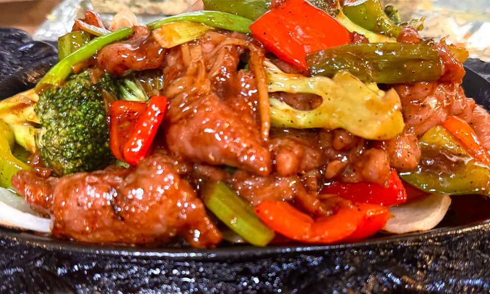 Sizzling Beef Iron Platter w.Vegetables at J & J Chinese Restaurant，a Chinese Restaurant in Issaquah